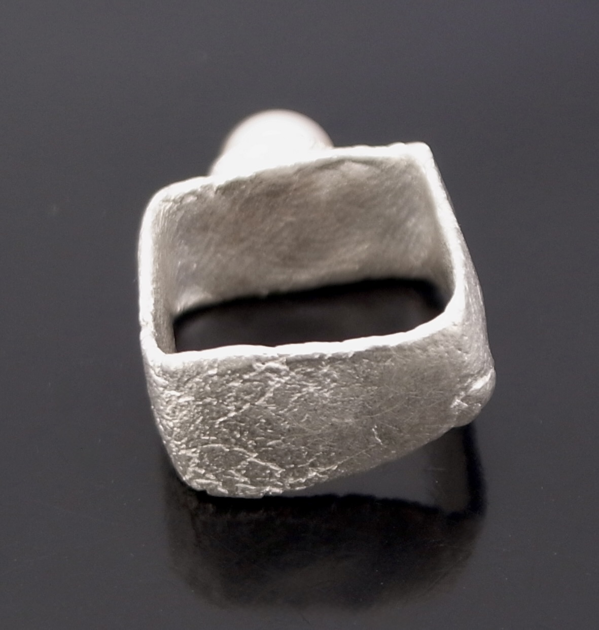 Heeseung Koh (attributed), silver and cultured pearl ring, unmarked, circa 2020 (Ref S+2427) SOLD - Image 4