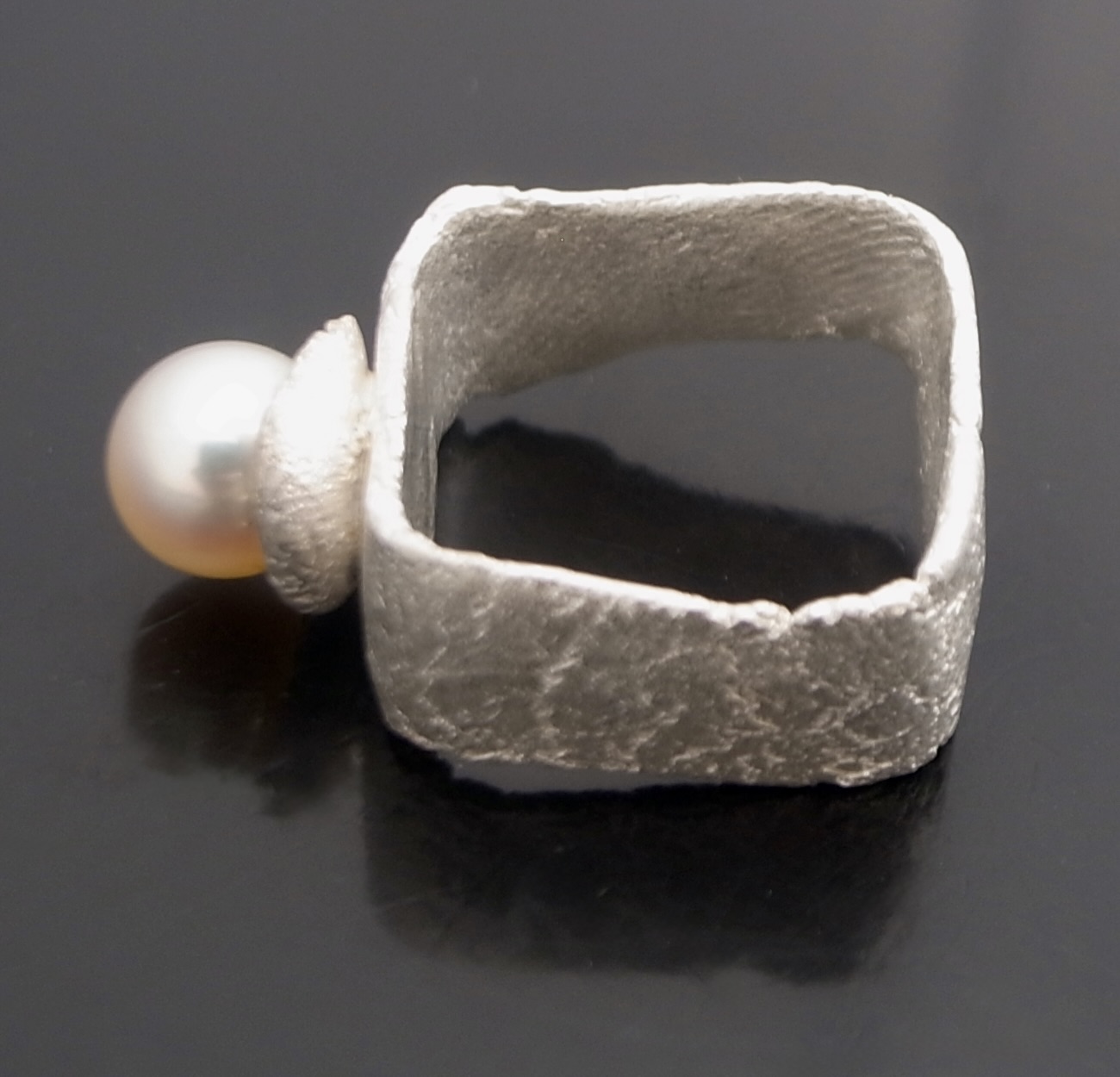Heeseung Koh (attributed), silver and cultured pearl ring, unmarked, circa 2020 (Ref S+2427) SOLD - Image 5