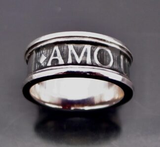 Shaun Leane, enamel and silver 'Amo Ut Invenio' ring, London 2005 hallmark (Ref S+2429)