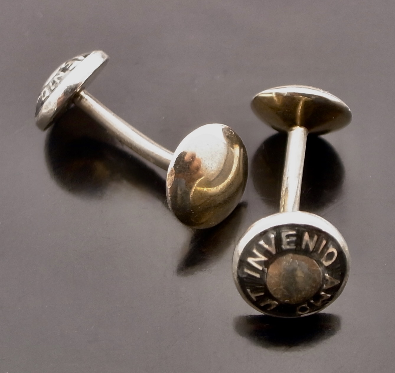 Shaun Leane, enamel and silver 'Amo Ut Invenio' cufflinks, London 2005 hallmark (Ref S+2432)