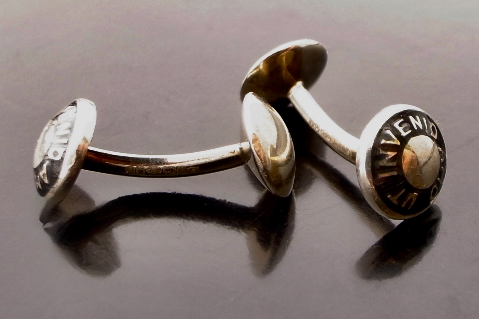 Shaun Leane, enamel and silver 'Amo Ut Invenio' cufflinks, London 2005 hallmark (Ref S+2432) - Image 2