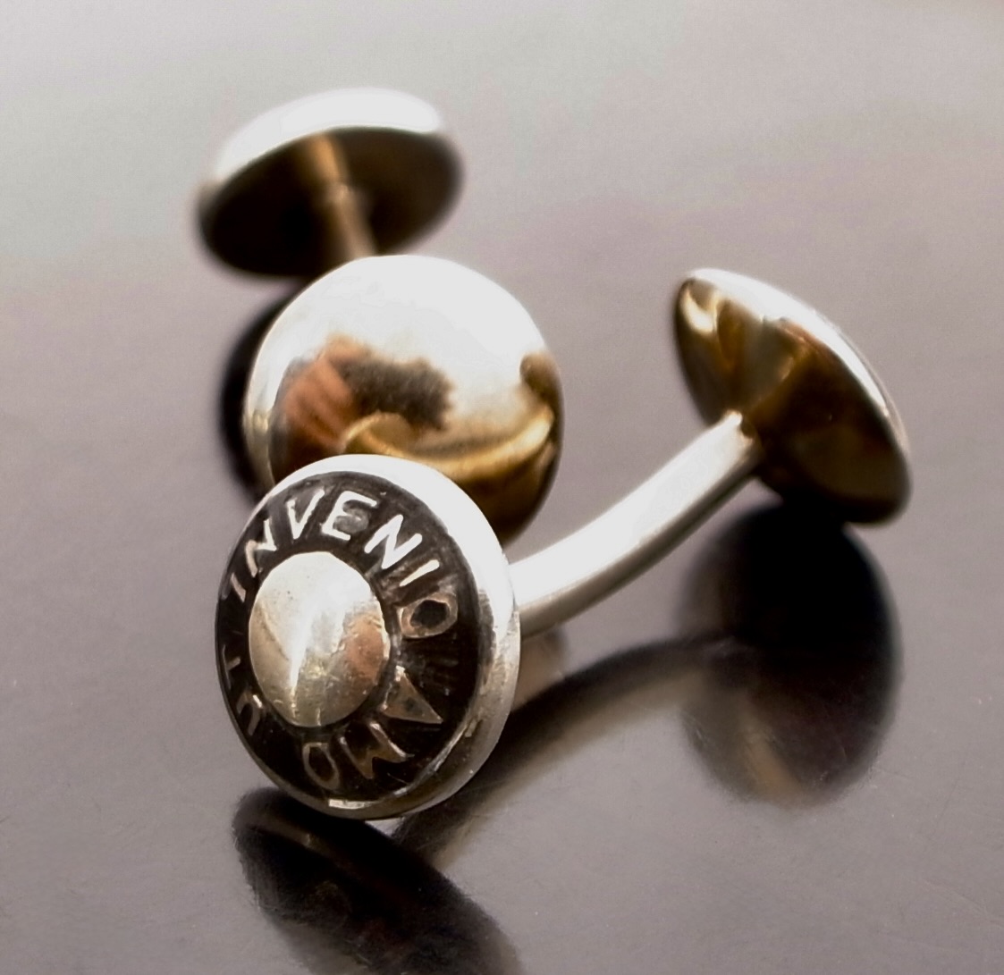 Shaun Leane, enamel and silver 'Amo Ut Invenio' cufflinks, London 2005 hallmark (Ref S+2432) - Image 3