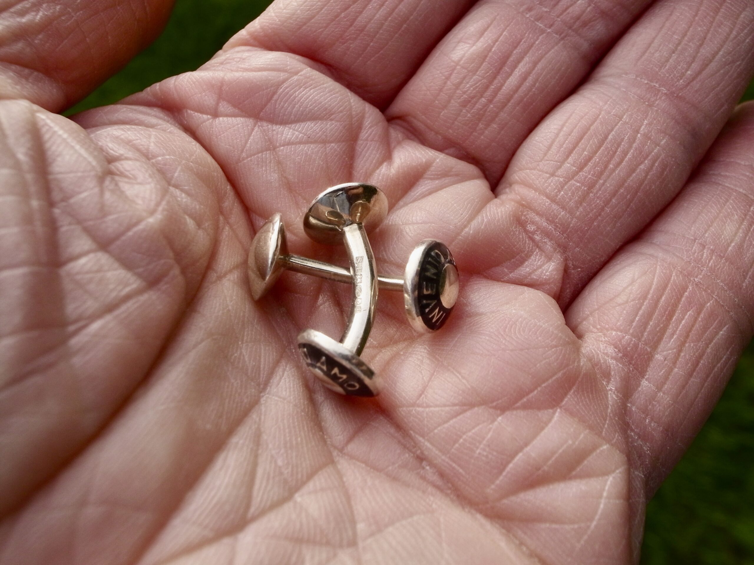 Shaun Leane, enamel and silver 'Amo Ut Invenio' cufflinks, London 2005 hallmark (Ref S+2432) - Image 5