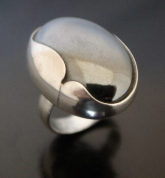 Hans Henrik Nygaard, hematite set silver ring, Denmark, circa 1990 (Ref S+2473)