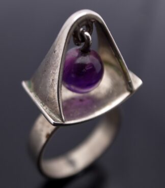 Poul Warmind, amethyst mounted kinetic silver ring, Denmark, circa 1968 (Ref S+2546)